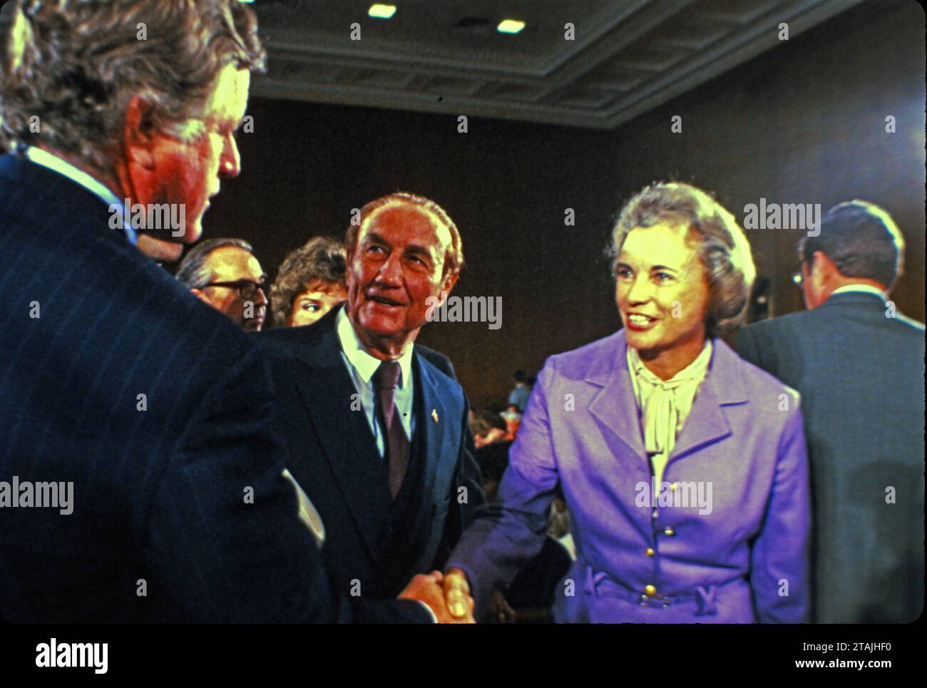 **DATEIFOTO** Sandra Day O Connor ist verstorben. Richterin Sandra Day O Connor vom Arizona Court of Appeals, US-Präsident Ronald Reagans Kandidat als Associate Justice des Supreme Court, der Potter Stewart ersetzen soll, der im Ruhestand ist, rechts, wird von US-Senator Ted Kennedy Democrat aus Massachusetts begrüßt, links, als US-Senator Strom Thurmond Republikanerin von South Carolina, Center, vor ihrer Aussage vor dem Justizausschuss des US-Senats für ihre Bestätigungsanhörung am 9. September 1981 in Washington, DC, nachsieht. Richterin O Connor ist die erste Frau, die jemals für einen Sitz in der US-amerikanischen S nominiert wurde Stockfoto