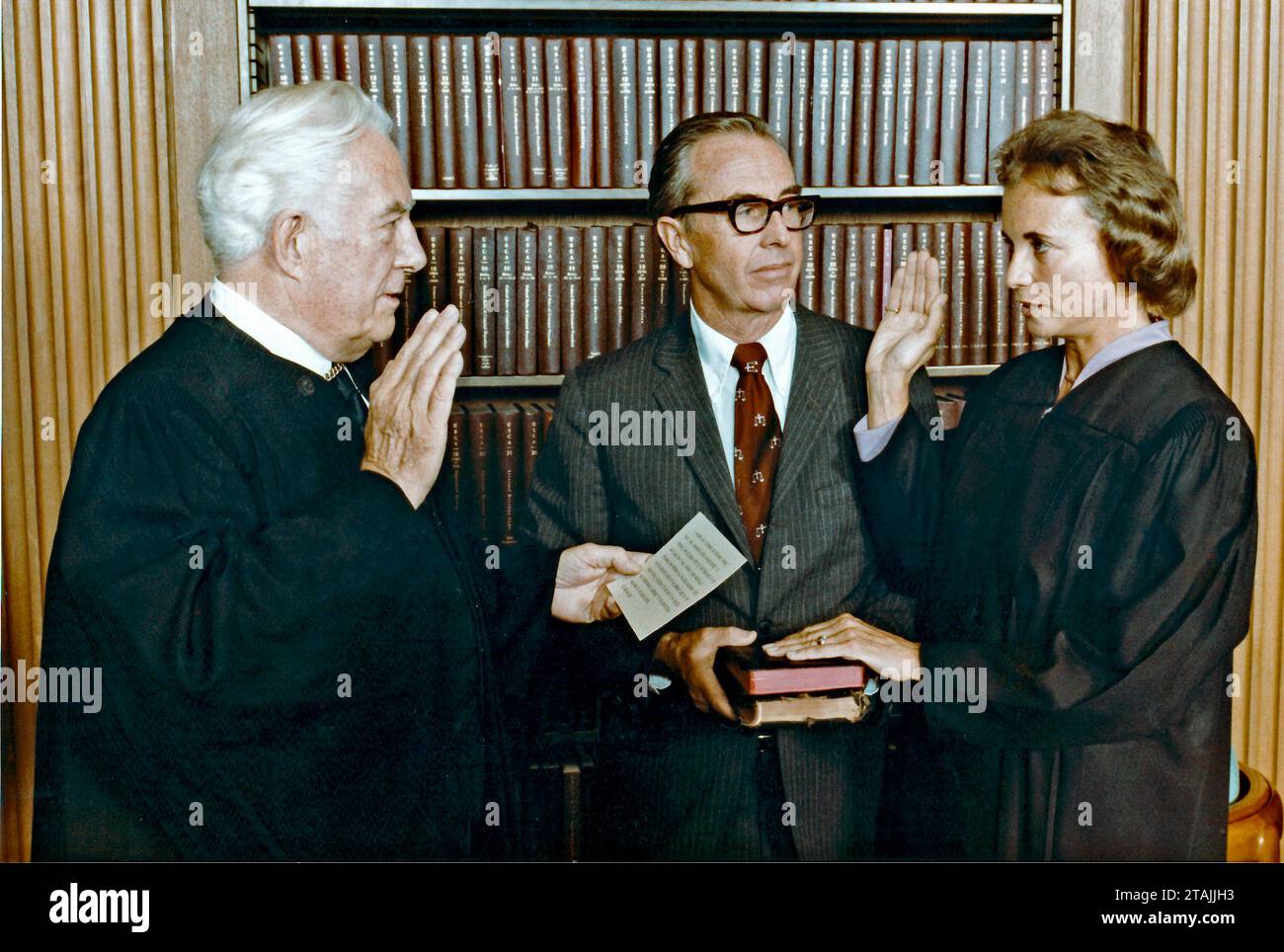 **DATEIFOTO** Sandra Day O Connor ist verstorben. Sandra Day O Connor, rechts, wird am 25. September 1981 vom Obersten Richter der Vereinigten Staaten, Warren Burger, links, als Associate Justice des Obersten Gerichtshofs der Vereinigten Staaten in Washington, DC, vereidigt. Ihr Ehemann John O Connor, Mitte, sieht zu. Richterin O Connor ist die erste Frau am Obersten Gerichtshof und ersetzt Potter Stewart. Obligatorisches Copyright: XWhitexHousexphotoxbyxMichaelxEvansxfromxConsolidatedxNewsxPhotosx Credit: Imago/Alamy Live News Stockfoto