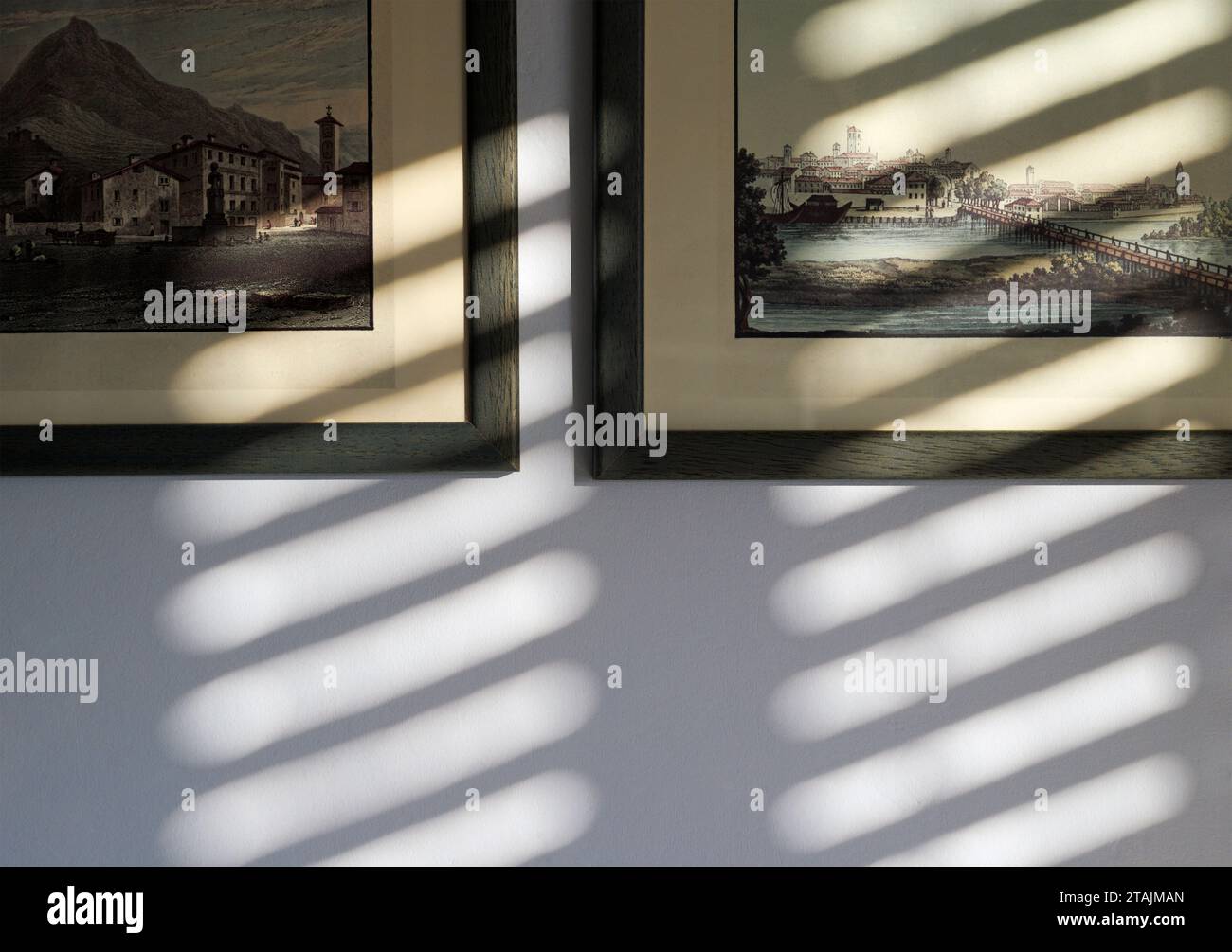 Schatten und Sonnenlicht durch Jalousien auf antiken Drucken Stockfoto