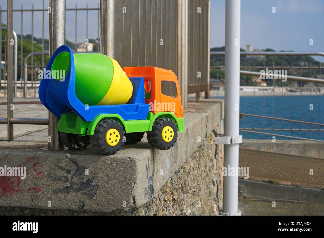 Betonmischer Truck Spielzeug an einer Wand stehen gelassen Stockfoto