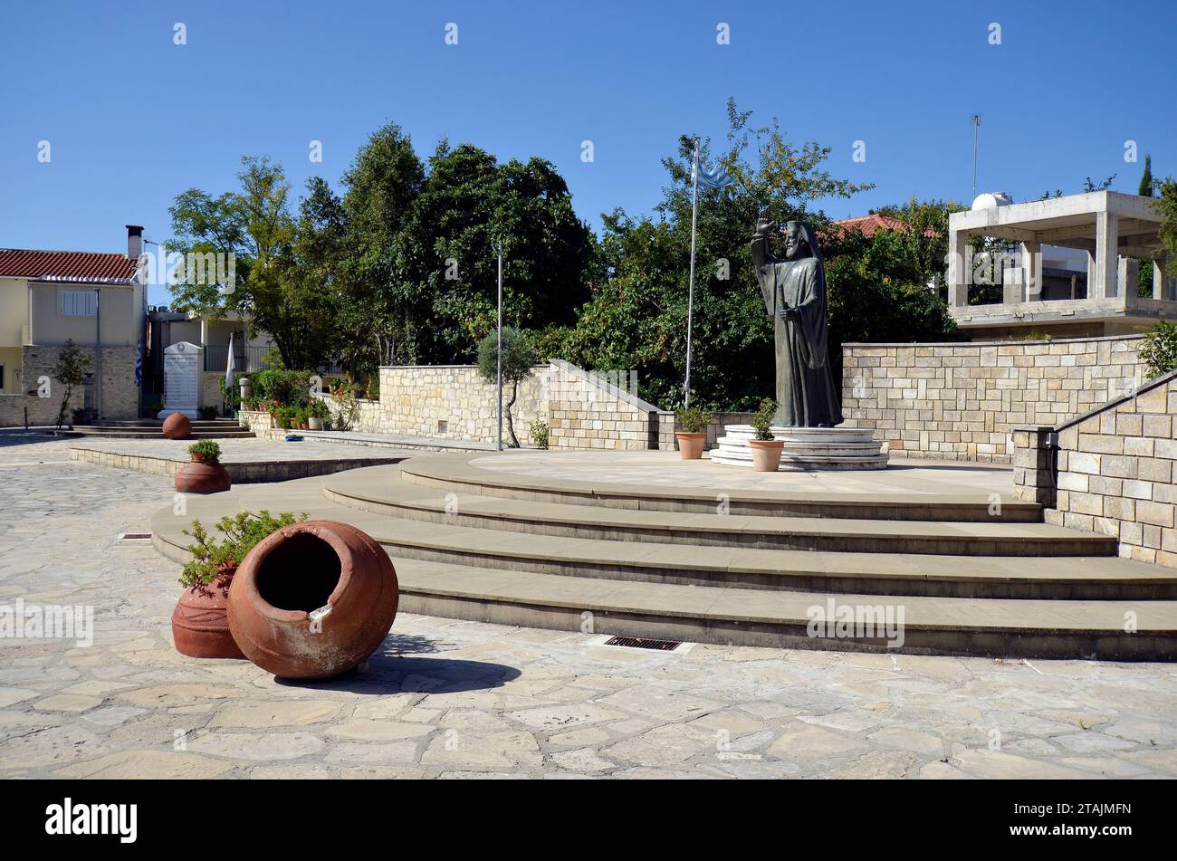 Omodos, Zypern - 28. September 2023: Denkmal für den Präsidenten der Republik Zypern und Erzbischof der orthodoxen Kirche von Zypern Stockfoto