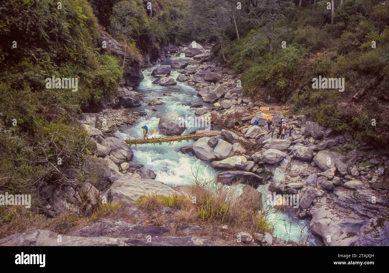 Nepal, Touristen überqueren einen Fluss während des Jomsom Muktinath Trek in der Region Annapurna. Stockfoto