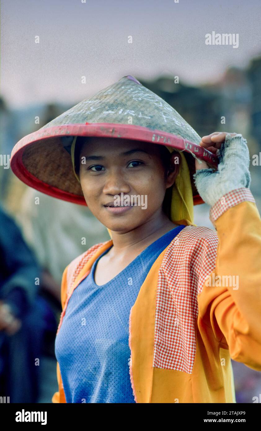 Indonesien, Jakarta. Porträt einer Frau in Bantar Gebang, der Müllhalde. Stockfoto