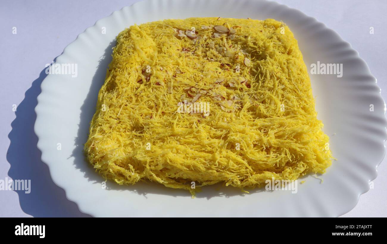 Traditionelles spezielles Gujarati süßes Sutarfeni aus geriebenem Vermicelli Allzweckmehl mit geschmolzenem Zucker und geklärter Butter. Köstliches delikates Su Stockfoto