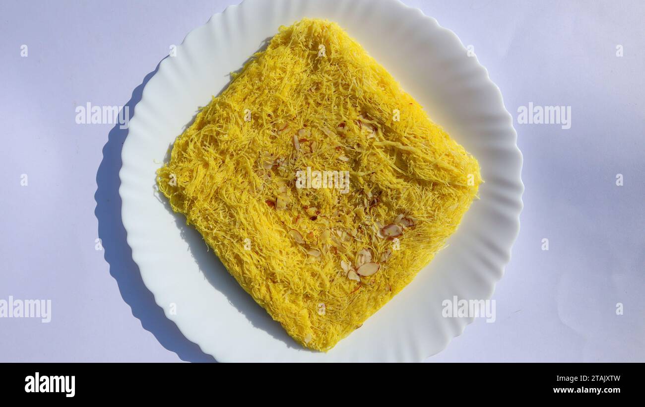 Traditionelles spezielles Gujarati süßes Sutarfeni aus geriebenem Vermicelli Allzweckmehl mit geschmolzenem Zucker und geklärter Butter. Köstliches delikates Su Stockfoto