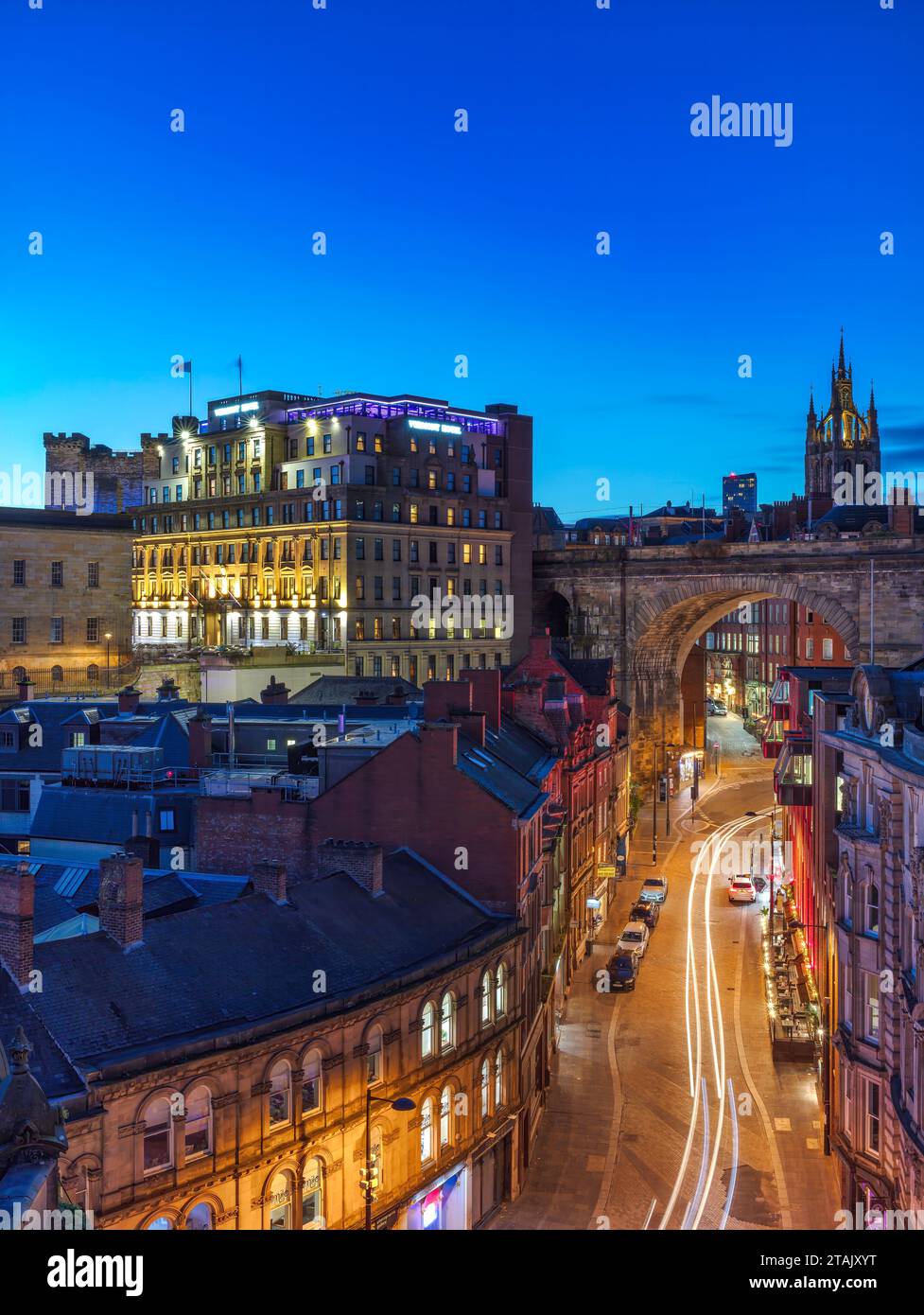 Blick auf Newcastle upon Tyne in der Abenddämmerung von der Tyne Bridge aus gesehen, mit Blick auf die St. Nikolaus Kathedrale mit einem klaren Nachthimmel darüber Stockfoto