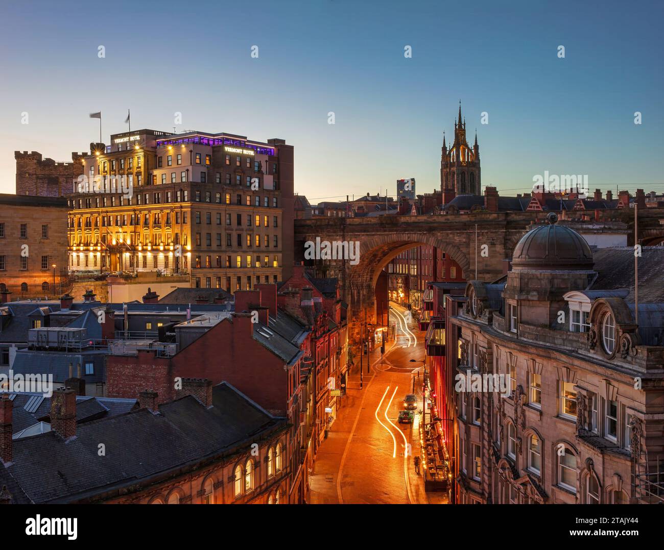 Blick auf Newcastle upon Tyne in der Abenddämmerung von der Tyne Bridge aus gesehen, mit Blick auf die St. Nikolaus Kathedrale mit einem klaren Nachthimmel darüber Stockfoto