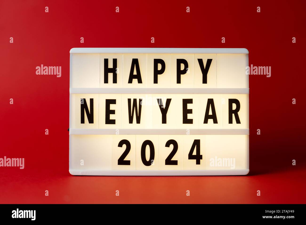 Happy New Year 2024 auf hellrotem Hintergrund Stockfoto