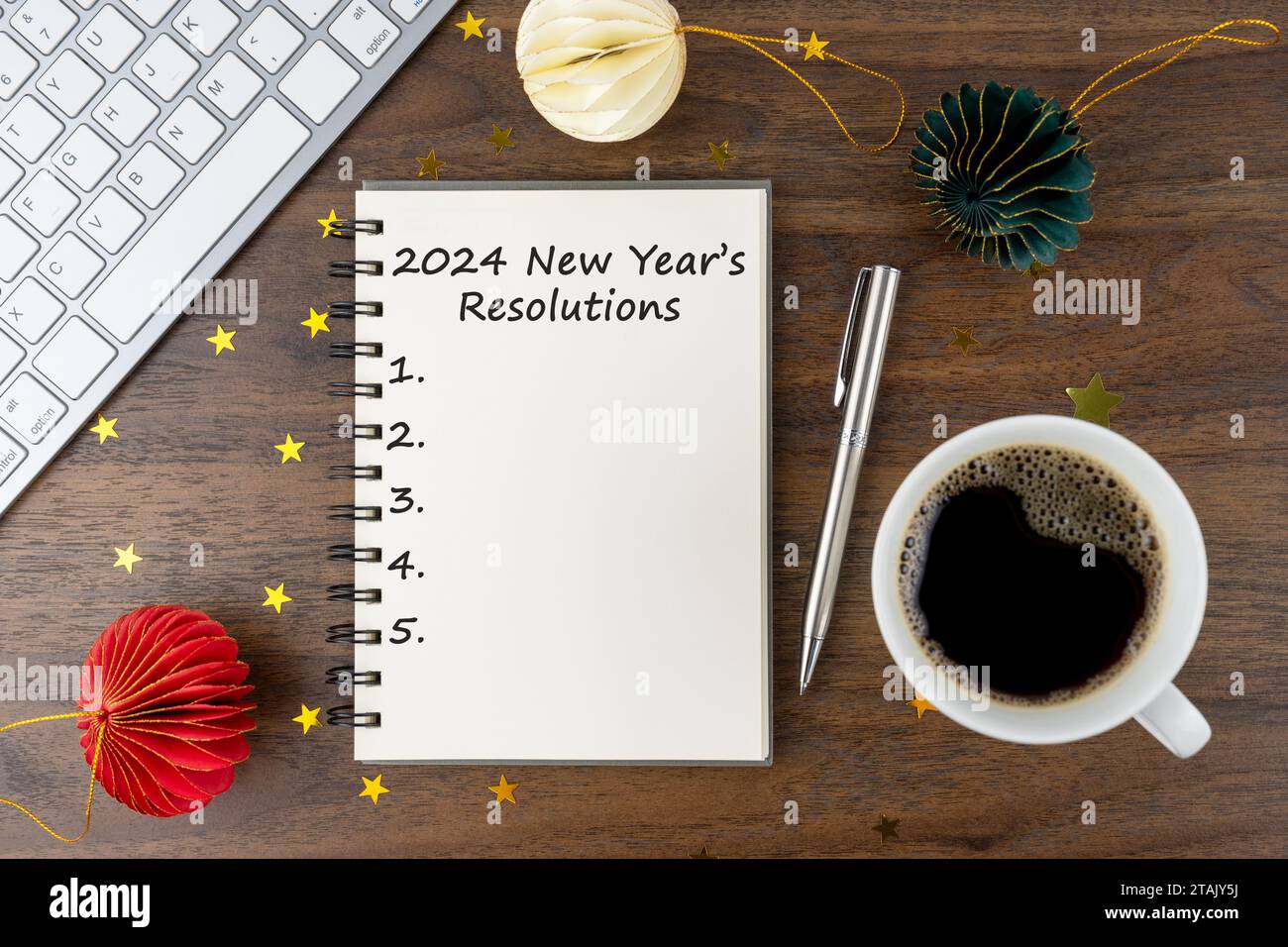 Neujahrsvorsätze 2024 Text auf Notizblock mit einer Tasse Kaffee Stockfoto