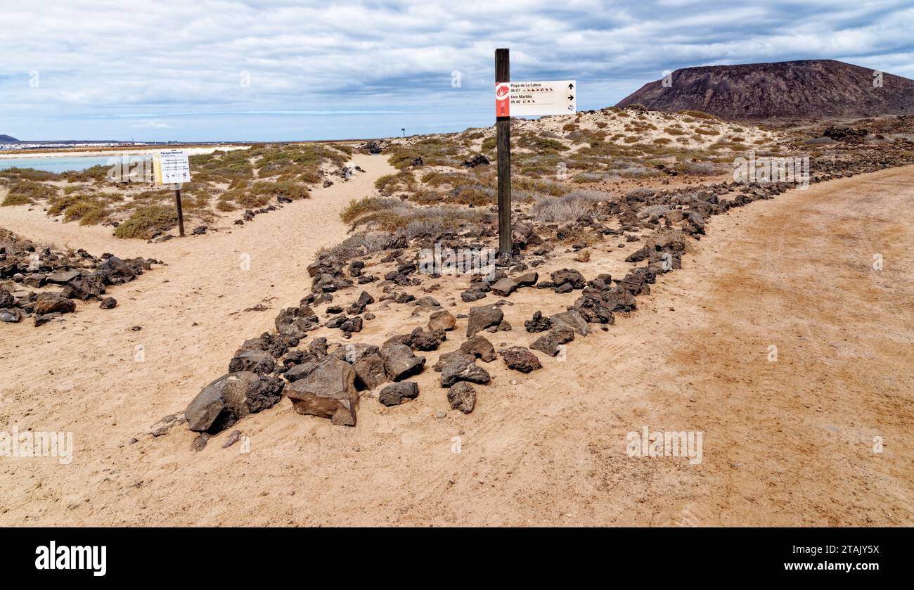 Straße durch die typische mondähnliche vulkanische Landschaft der Islote de Lobos. Insel Lobos - Fuerteventura, Kanarische Inseln, Spanien - 24.09.2023 Stockfoto