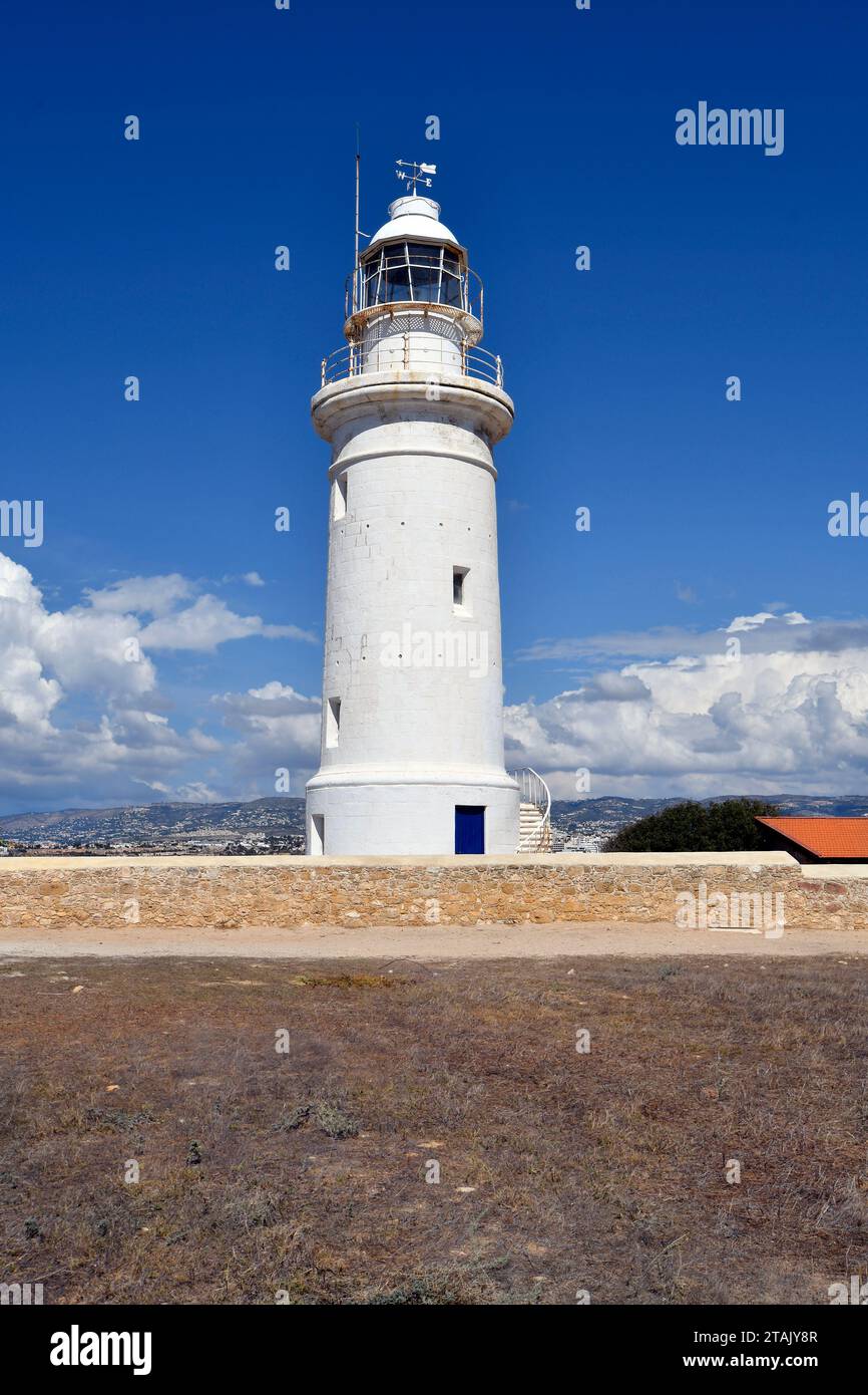 Paphos, Zypern - 02. Oktober 2023: Der Leuchtturm von Paphos in der archäologischen Gegend von Kato Paphos - ein UNESCO-Weltkulturerbe, Paphos alias Pafos war EU Stockfoto