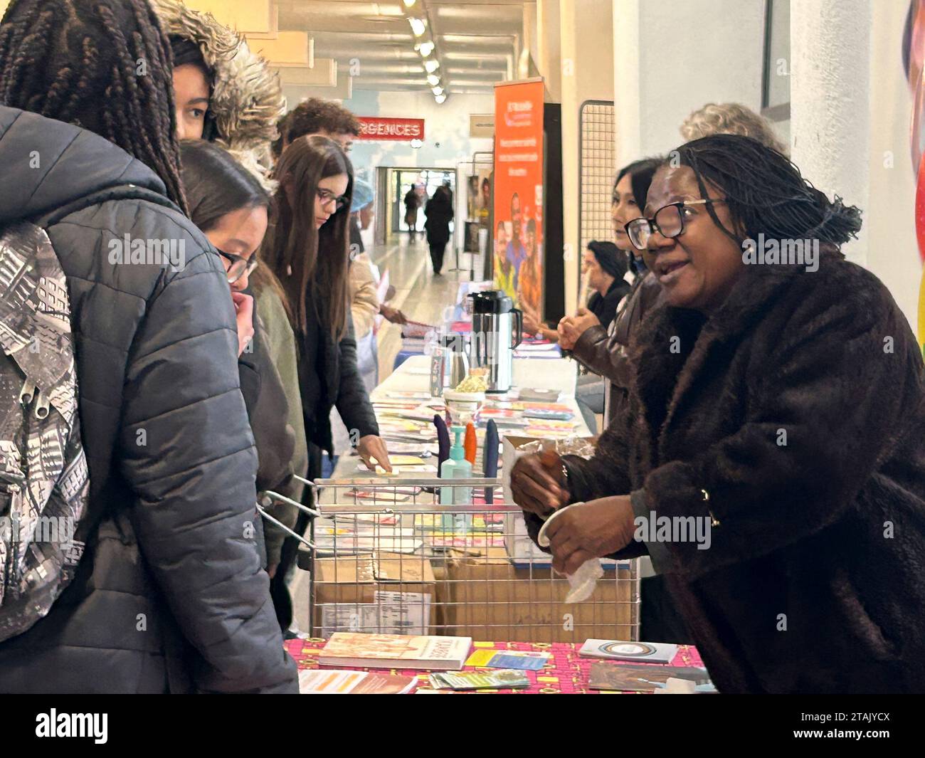 Paris, Frankreich, große Menschenmenge, Studenten, sprechen mit Aids-Aktivistinnen am Arbeitsplatz während des Welt-Aids-Tages, im französischen Krankenhaus, Saint Antoine, 'Comité des Familles', Frauenkondom Demonstration, Vielfalt am Arbeitsplatz, GESUNDHEITSFÜRSORGE FÜR MIGRANTEN, franzosen in hiv-Aids, verschiedene Gruppen von Menschen in der Stadt Stockfoto