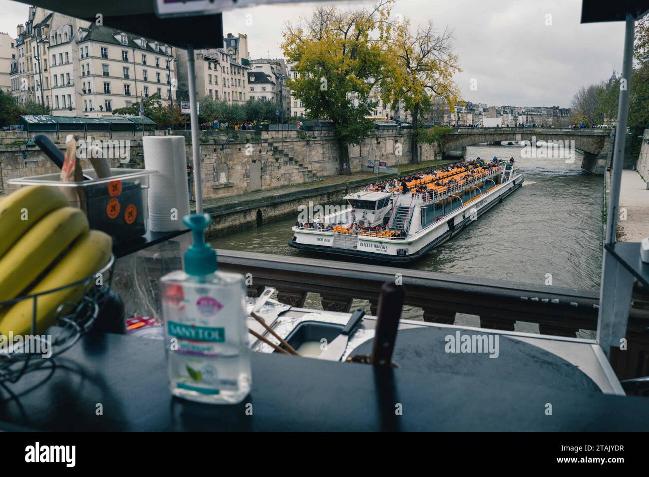 Paris, Frankreich. November 2023. Ein Fliegenboot kommt am Kai Montebello an, mit einem Pfannkuchenhaus im Vordergrund. Illustration von Paris, der Stadt, Denkmälern, Baustellen, Einwohnern, und vieles mehr. Frankreich, Paris am 24. November 2024. Foto: Patricia Huchot-Boissier/ABACAPRESS.COM Credit: Abaca Press/Alamy Live News Stockfoto