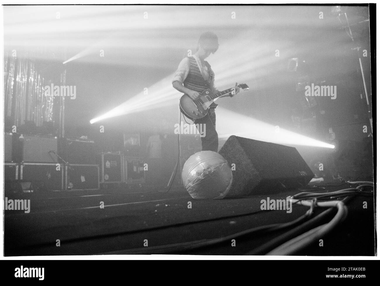 STONE ROSES, JOHN SQUIRE, GITARRE, 1994: John Squire von The Stone Roses spielt vor einem Beachball, der im Newport Centre in Newport, Wales, Großbritannien auf einer Tour zur Promotion ihrer Single Love Spreads und ihres Albums Second Coming, 4. Dezember 1994. Foto: Rob Watkins Stockfoto