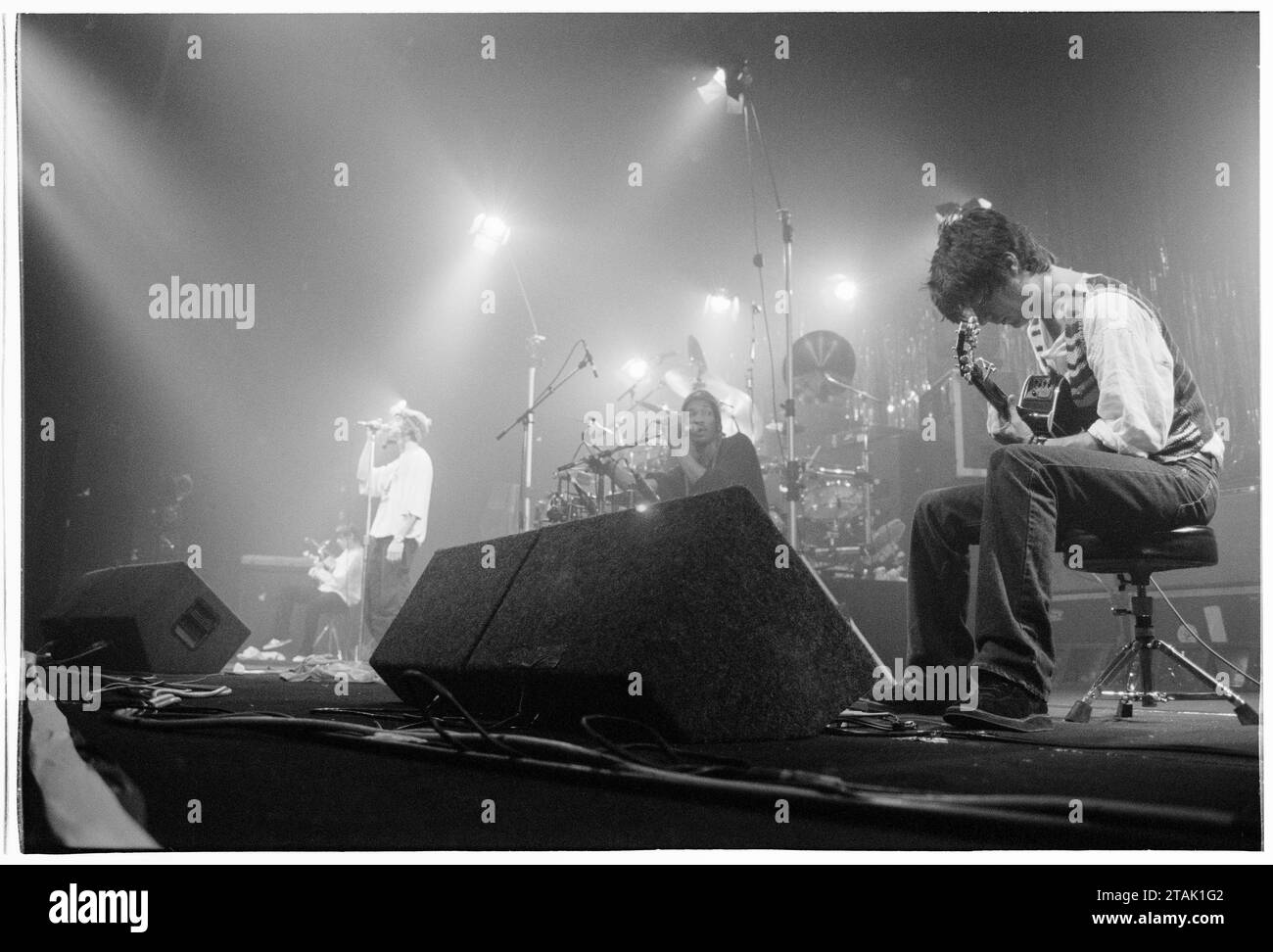 STONE ROSES, JOHN SQUIRE, GITARRE, 1994: John Squire von The Stone Roses spielt Gitarre vor der ganzen Band im Newport Centre in Newport, Wales, UK auf einer Tour, um ihre Single Love Spreads und ihr zweites Coming Album zu bewerben, 4. Dezember 1994. Foto: Rob Watkins Stockfoto