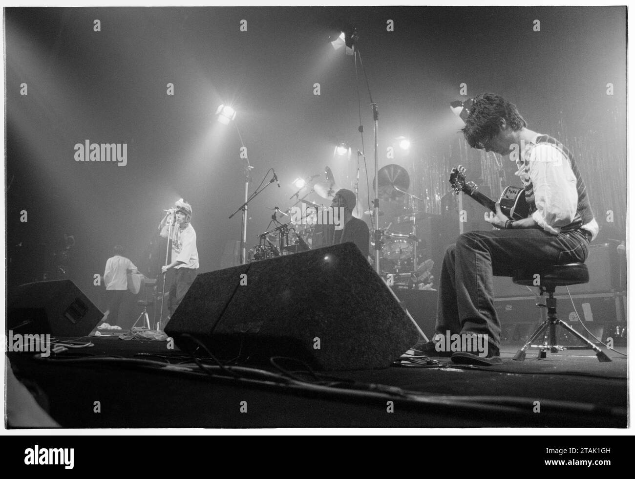 STONE ROSES, JOHN SQUIRE, GITARRE, 1994: John Squire von The Stone Roses spielt Gitarre vor der ganzen Band im Newport Centre in Newport, Wales, UK auf einer Tour, um ihre Single Love Spreads und ihr zweites Coming Album zu bewerben, 4. Dezember 1994. Foto: Rob Watkins Stockfoto