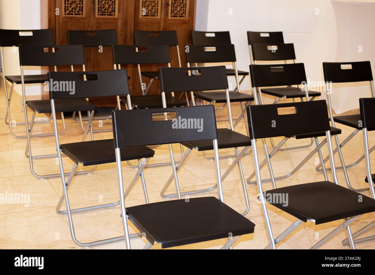 Bequeme Stühle im Konferenzraum. Leere Stühle im Konzertsaal. Halle mit Stühlen. Reihen leerer Stühle im Theater oder Konzertsaal. Präsentati Stockfoto
