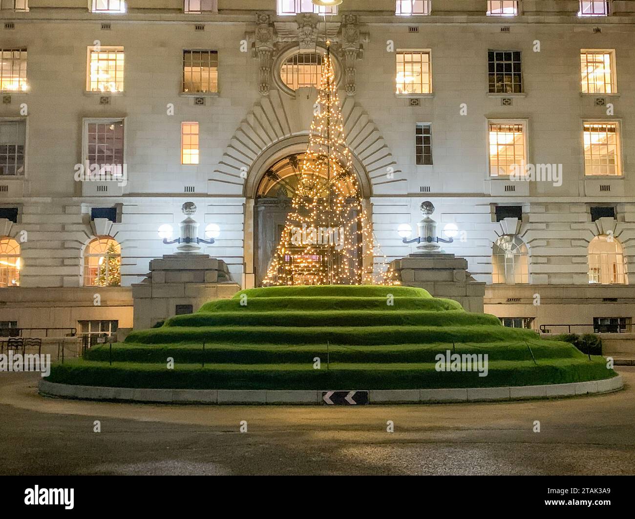 London, Großbritannien. November 2023. Ein Weihnachtsbaum vor dem London Marriott County Hall Hotel in London. Kredit: Maureen McLean/Alamy Stockfoto