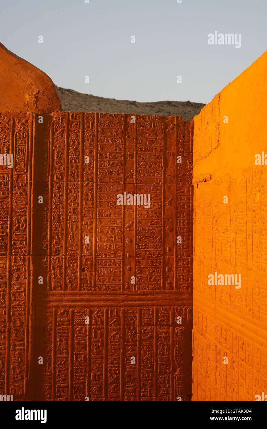 "Die Geheimnisse des alten Ägyptens durch komplizierte Hieroglyphen zu entschlüsseln." Stockfoto "Die Geheimnisse des alten Ägyptens durch komplizierte Hieroglyphen zu entschlüsseln." Stockfoto