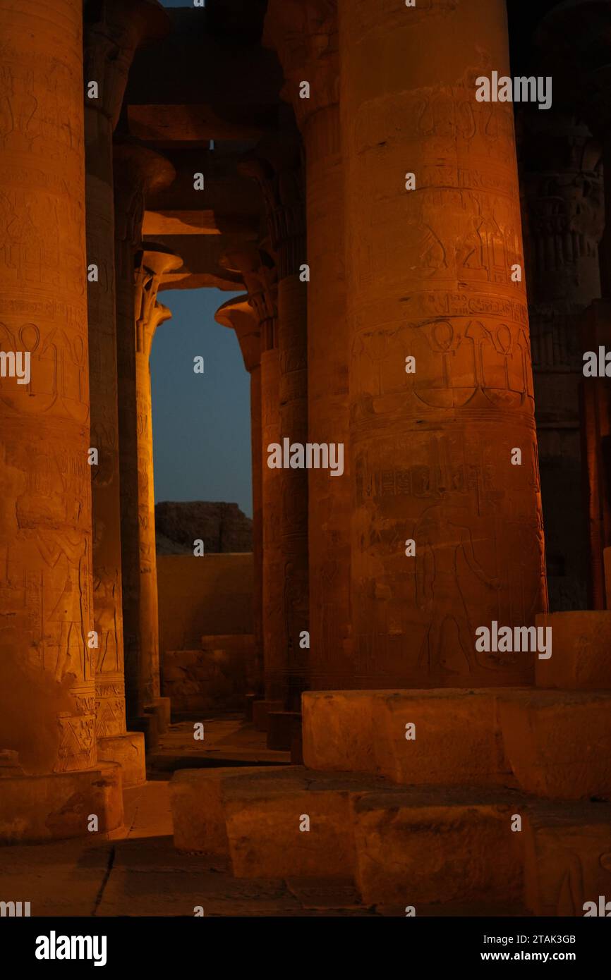 Antike Säulen aus der ägyptischen Geschichte Stockfoto