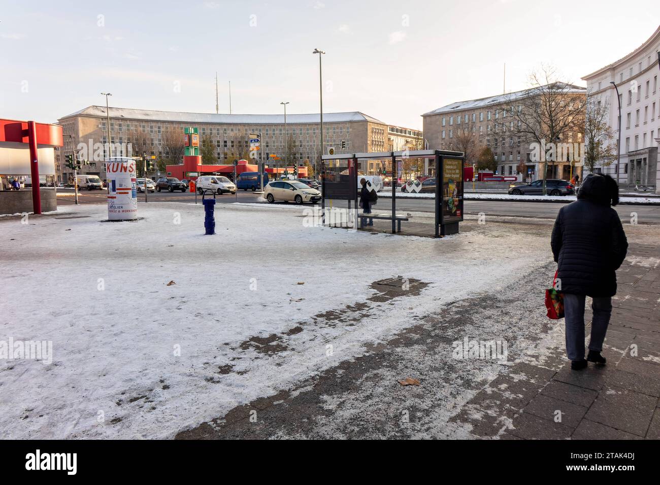 01.12.2023, Berlin, eine spiegelglatte Eisfläche hat sich auf zahlreichen Gehwegen der Stadt gebildet. *** 01 12 2023, Berlin, hat sich auf zahlreichen Gehwegen in der Stadt eine spiegelglatte Eisoberfläche gebildet Stockfoto