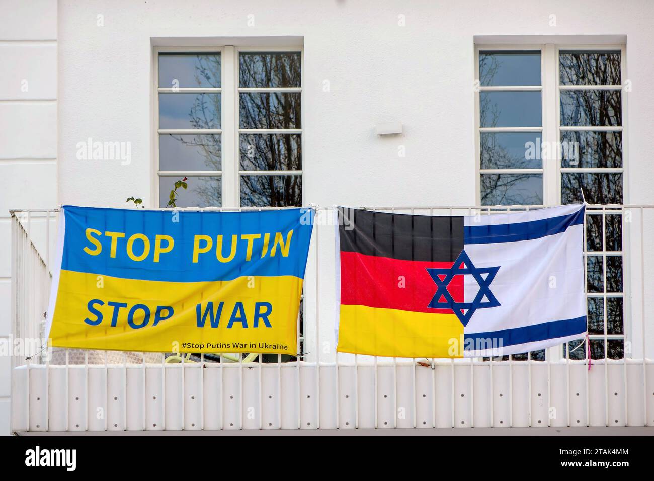 01.12.2023,Berlin,Stop Putin, Stop war sowie eine Deutschland/Israel Flagge ist zu sehen *** 01 12 2023,Berlin,Stop Putin, Stop war und eine Deutschland-Israel-Flagge sind zu sehen Stockfoto