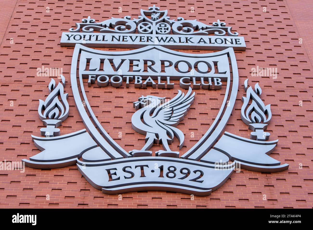 Das Liverpool-Wappen an der Wand des Anfield Stadions Stockfoto