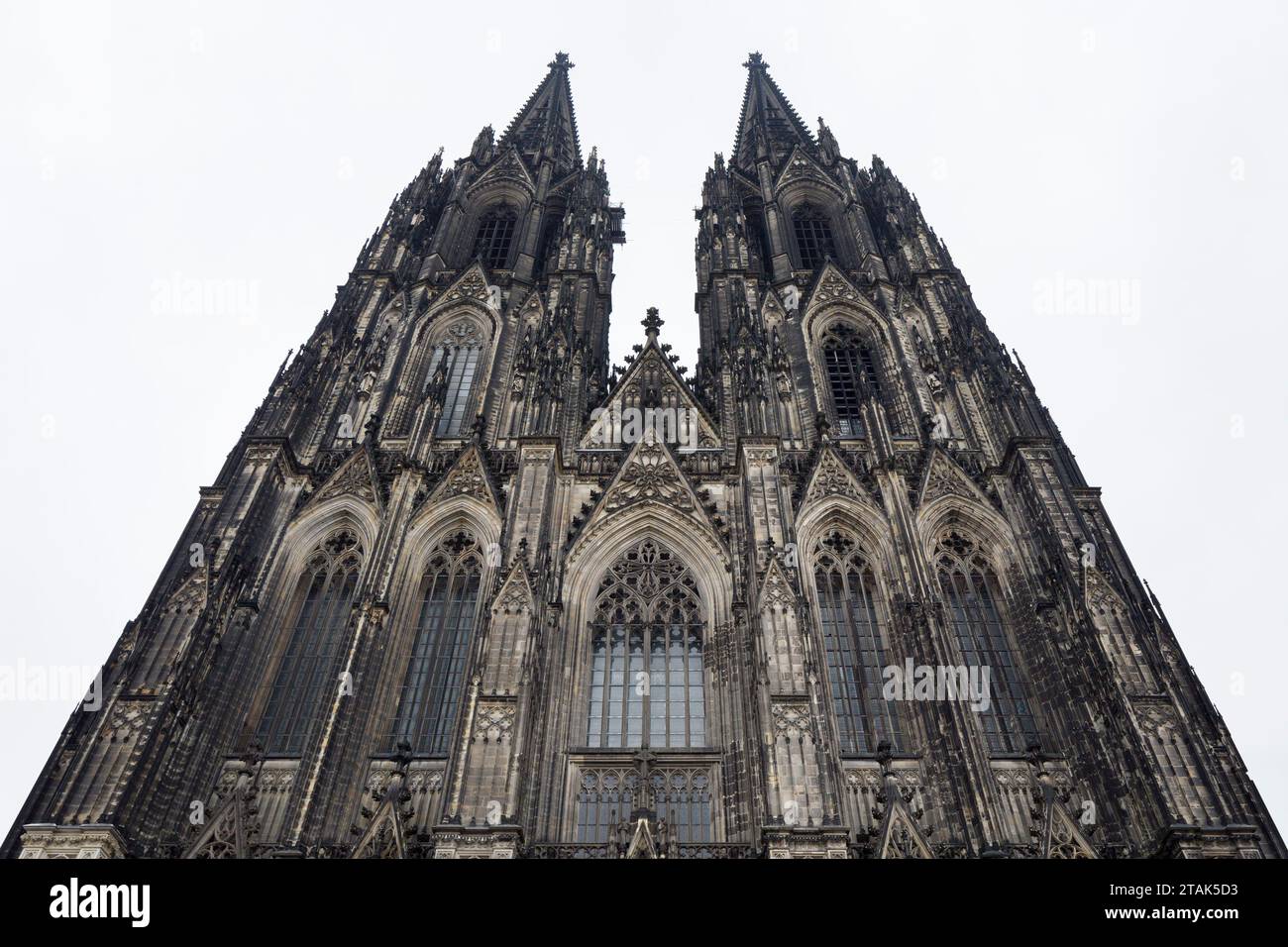 Westfront des Kölner Doms / Kölner Dom mit Blick auf Türme, teils mittelalterlich, aber großflächig im 19. Jahrhundert. Stockfoto