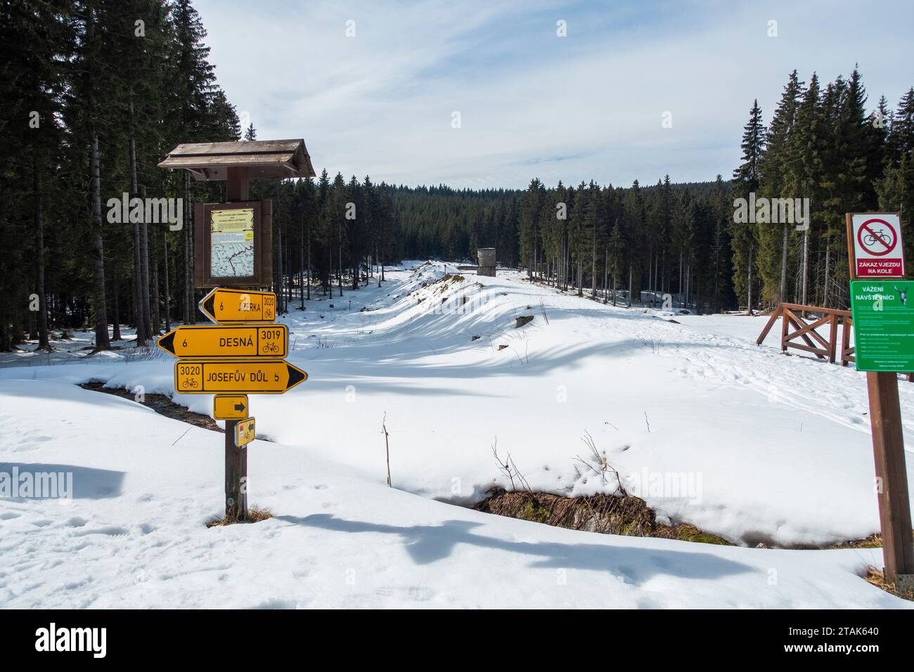 Abgerissener Damm am Fluss Bila Desna (Protrzena prehrada) in Albrechtice/Iserskych horach bei Desna im Isergebirge, Tschechische Republik, am 18. März Stockfoto