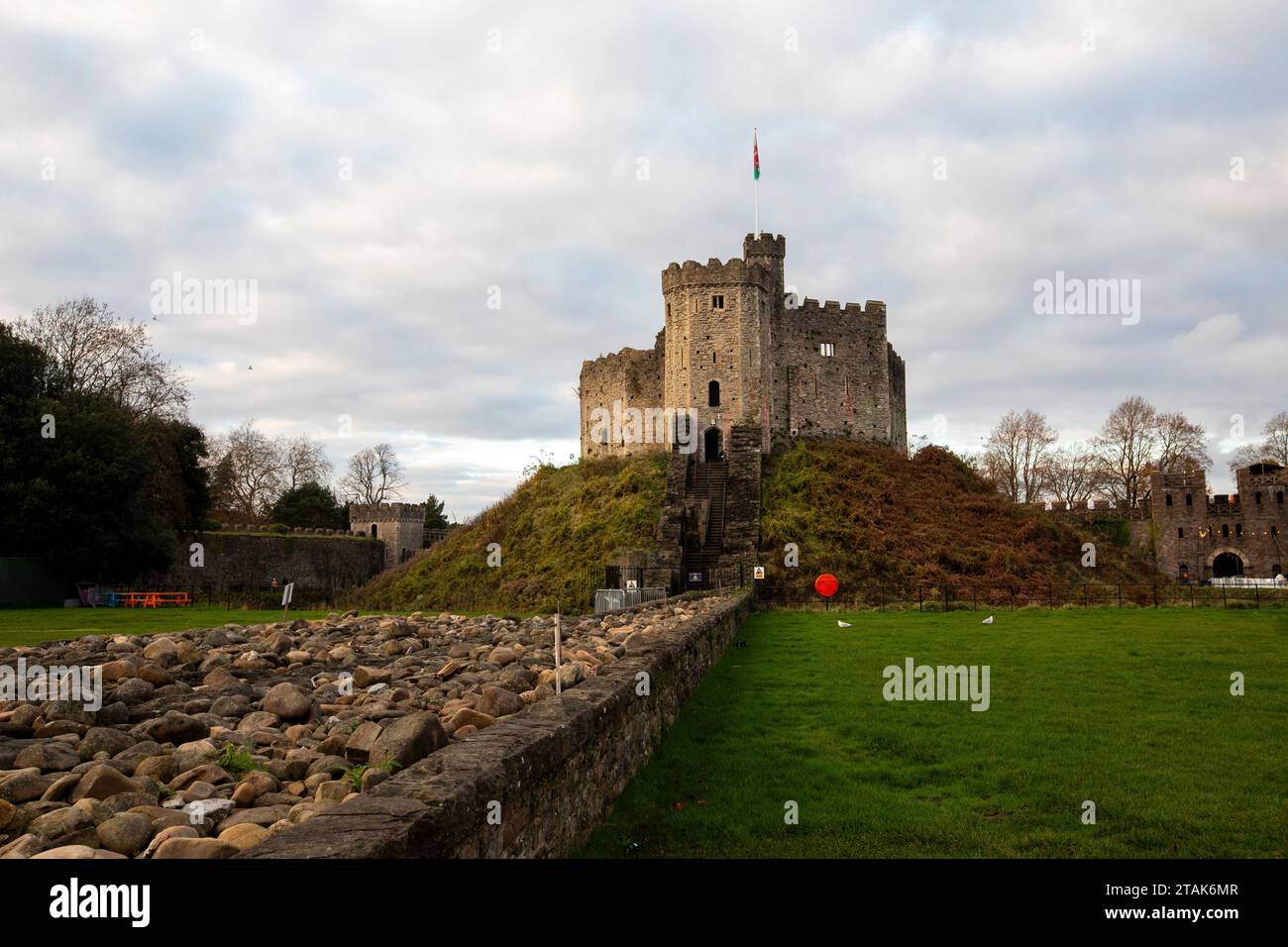 Cardiff Castle (walisisch Castell Caerdydd) ist eine mittelalterliche Burg und ein viktorianisches Herrenhaus im gotischen Stil im Stadtzentrum von Cardiff, Wales. Die ursprüngliche Motte und Burg wurde Ende des 11. Jahrhunderts von normannischen Eindringlingen auf einer römischen Festung aus dem 3. Jahrhundert erbaut. Die Burg wurde entweder von Wilhelm dem Eroberer oder Robert Fitzhamon in Auftrag gegeben und bildete das Herz der mittelalterlichen Stadt Cardiff und das Marcher Lord Territory of Glamorgan. Stockfoto