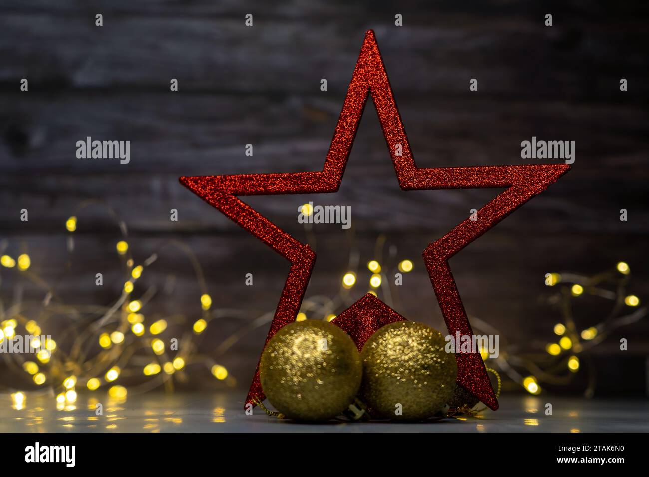 Weihnachtsbaumdekoration, ein roter Stern und Weihnachtslichter im Hintergrund, Kopierraum Stockfoto