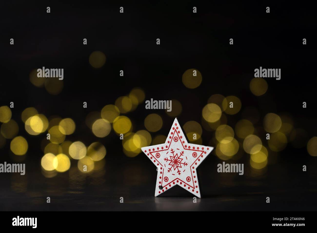 Ein sternförmiges Weihnachtsschmuck mit Feenlichtern Stockfoto