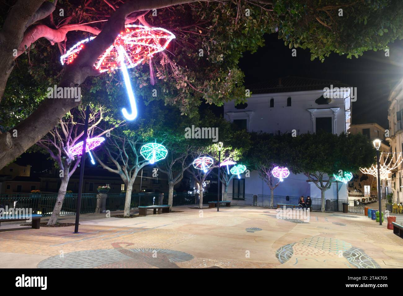 Eine enge Straße in Vietri sul Mare, einem Dorf an der Amalfiküste in der Provinz Salerno, Italien. Stockfoto