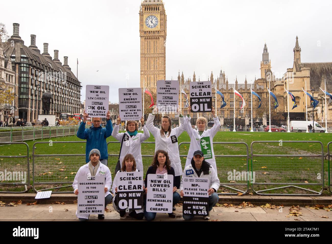 London, Großbritannien. November 2023. Wissenschaftler für die Extinction Rebellion haben heute auf dem Parliament Square in London protestiert. Sie waren in London als Teil der MP Watch, wo sie planten, konstruktive Klimagespräche mit lokalen Parlamentariern zu führen, die für No New Oil plädierten. Weitere Teilnehmer an MP Watch waren Wissenschaftler für globale Verantwortung, Climate Majority Project, Juristen sind verantwortlich, die Education Climate Coalition, Green @ Barts Health, Eco Medics, Climate Psychology Alliance, Climate Science Breakthrough, UK Health Alliance on Climate Change, Doctors' Association UK, Plant Based H Stockfoto