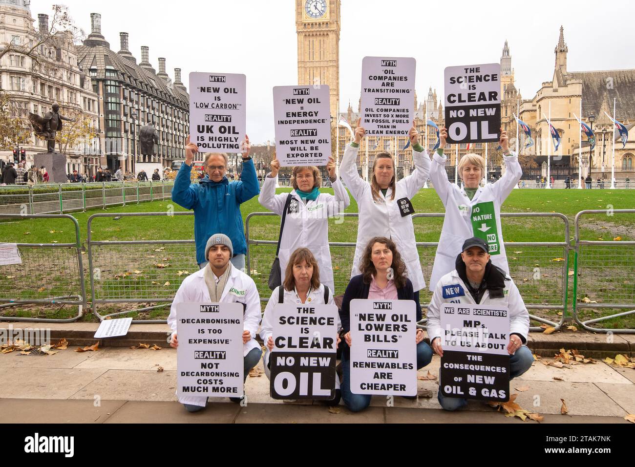 London, Großbritannien. November 2023. Wissenschaftler für die Extinction Rebellion haben heute auf dem Parliament Square in London protestiert. Sie waren in London als Teil der MP Watch, wo sie planten, konstruktive Klimagespräche mit lokalen Parlamentariern zu führen, die für No New Oil plädierten. Weitere Teilnehmer an MP Watch waren Wissenschaftler für globale Verantwortung, Climate Majority Project, Juristen sind verantwortlich, die Education Climate Coalition, Green @ Barts Health, Eco Medics, Climate Psychology Alliance, Climate Science Breakthrough, UK Health Alliance on Climate Change, Doctors' Association UK, Plant Based H Stockfoto