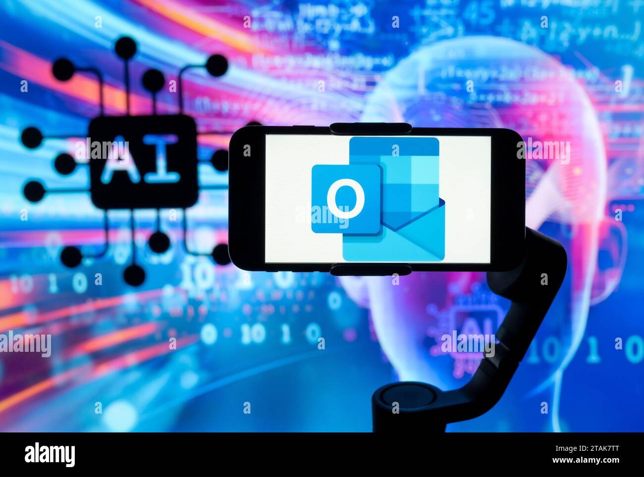 Indien. Januar 2021. In dieser Fotoabbildung wird das Logo der Outlook-E-Mail auf dem Bildschirm eines Mobiltelefons mit dem KI-Symbol (künstliche Intelligenz) im Hintergrund angezeigt. (Credit Image: © Idrees Abbas/SOPA Images via ZUMA Press Wire) NUR REDAKTIONELLE VERWENDUNG! Nicht für kommerzielle ZWECKE! Stockfoto