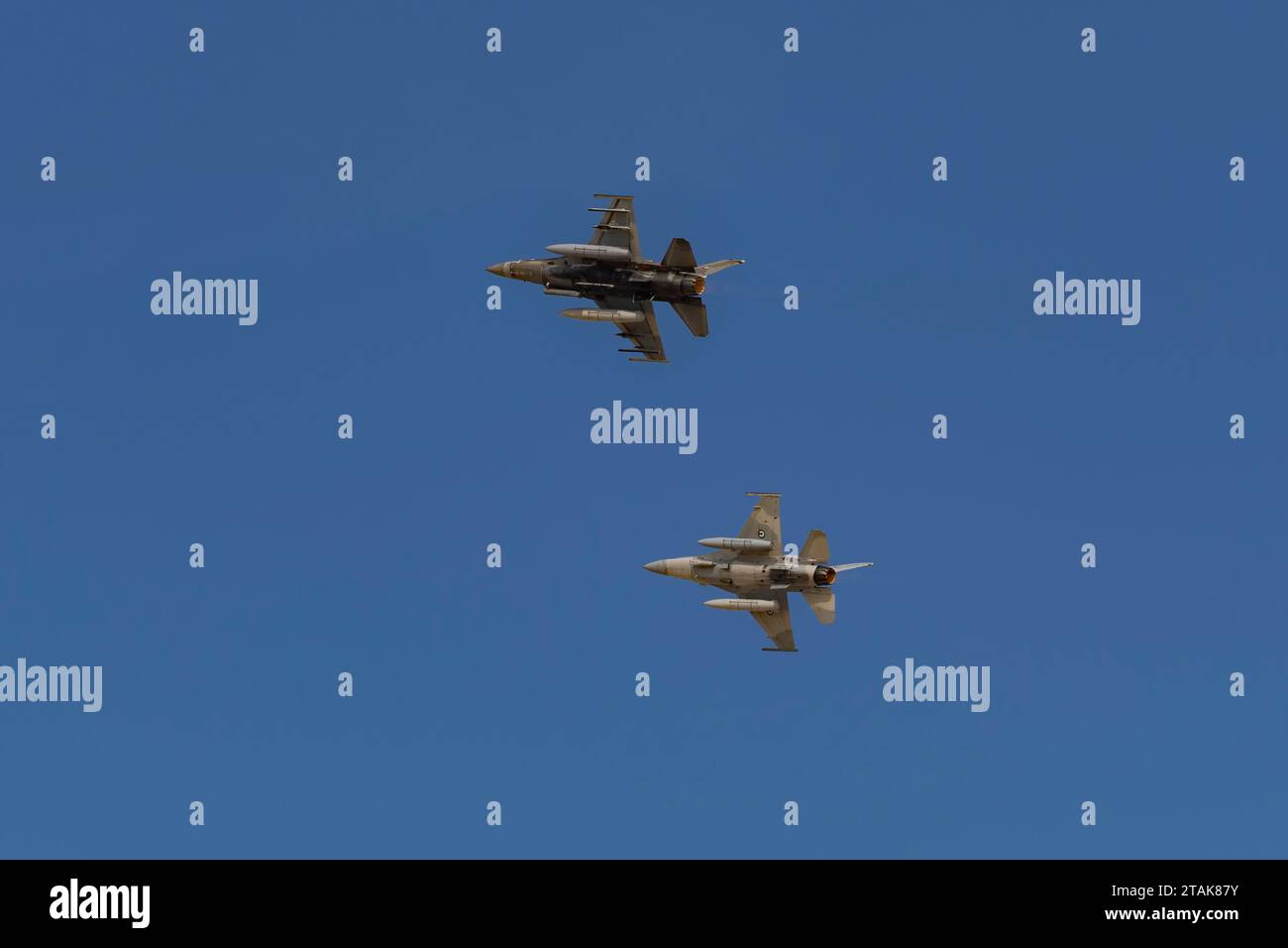 F-16 Fighting Falcons auf der Dubai Air Show 2023 in Dubai, VAE Stockfoto