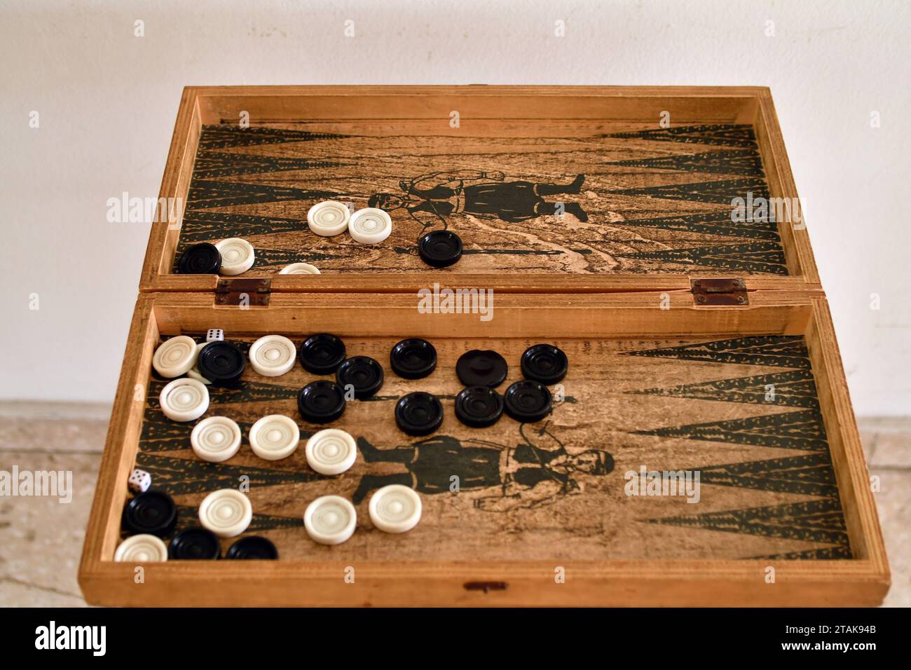 Zypern, Tavli - ein Brettspiel ähnlich dem Backgammon, das in Griechenland, Zypern und der Türkei sehr verbreitet ist Stockfoto
