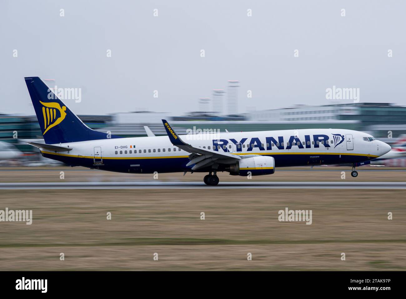 Ryanair Boeing 737-800 fährt auf der Landebahn am Flughafen Prag ein Stockfoto
