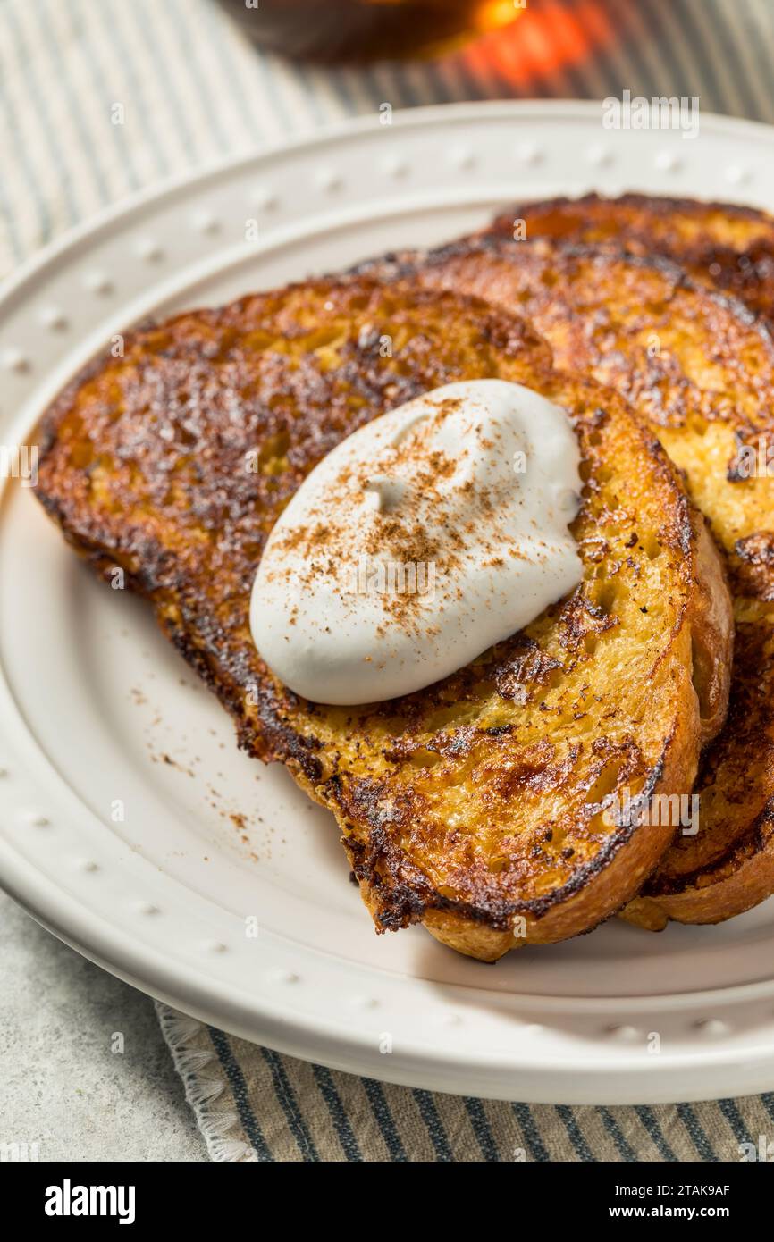 Hausgemachter französischer Eierlikör-Toast mit Schlagsahne Stockfoto