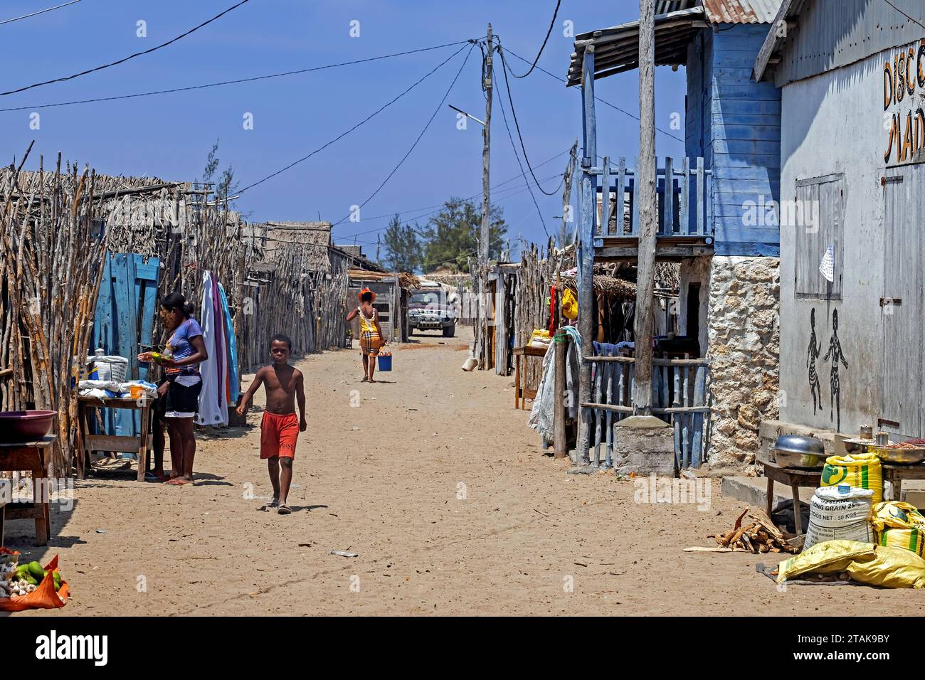 Straßenszene im Fischerdorf Andavadoaka bei Morombe, Region Atsimo-Andrefana, Madagaskar, Afrika Stockfoto