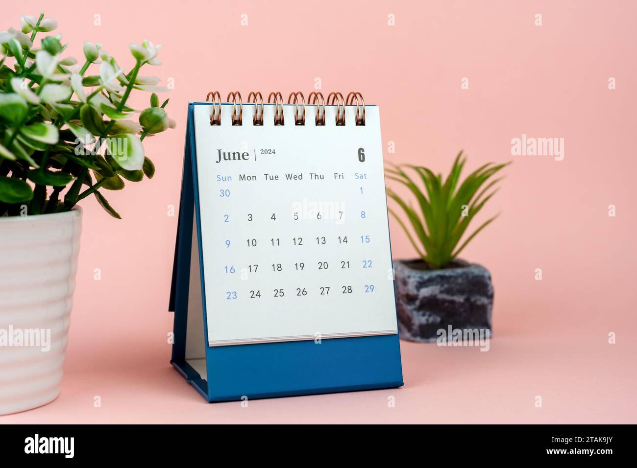 Juni 2024 Schreibtischkalender beigefarbener Hintergrund Stockfoto