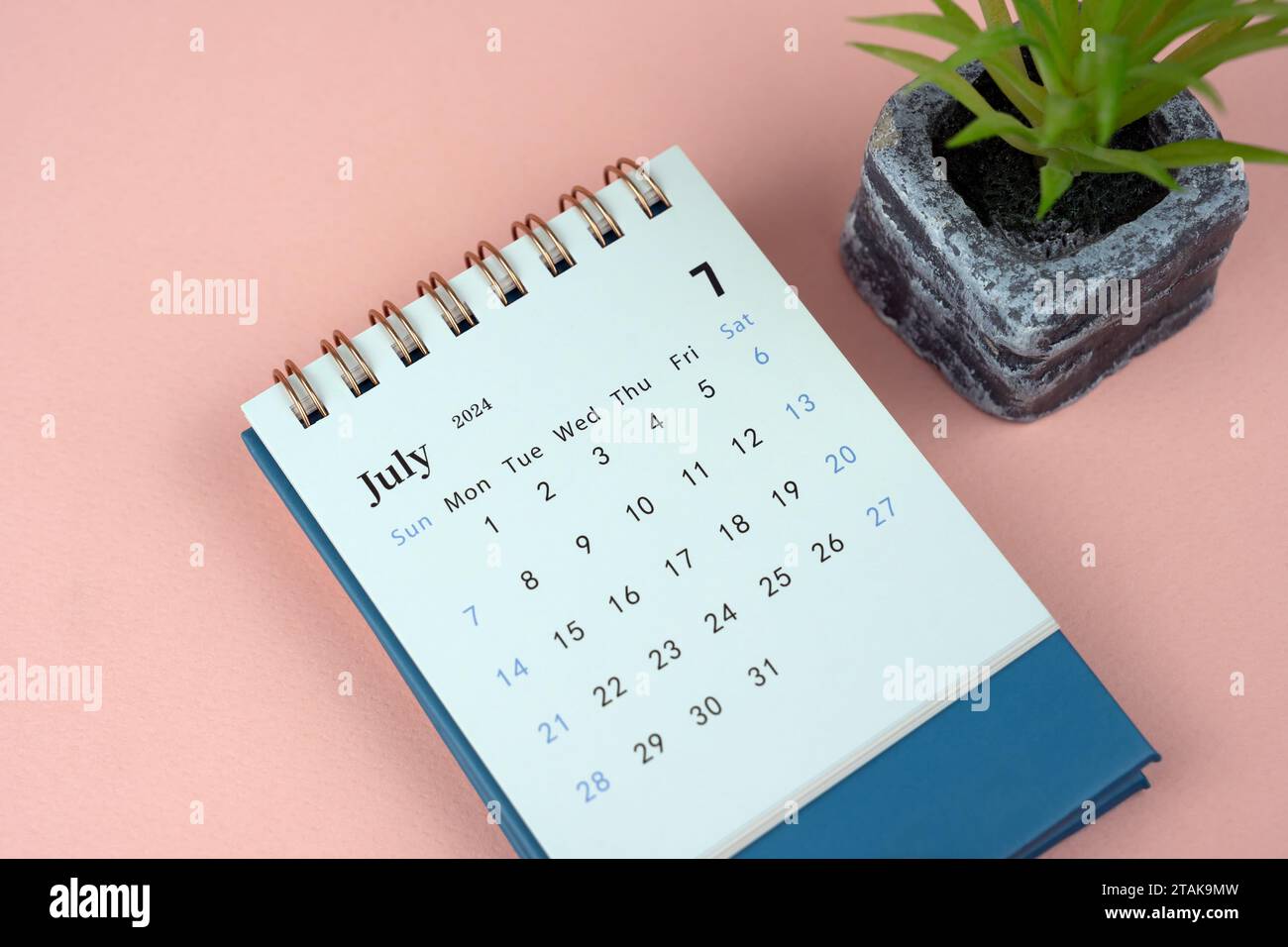 Juli 2024 Tischkalender flach gelegt Stockfoto