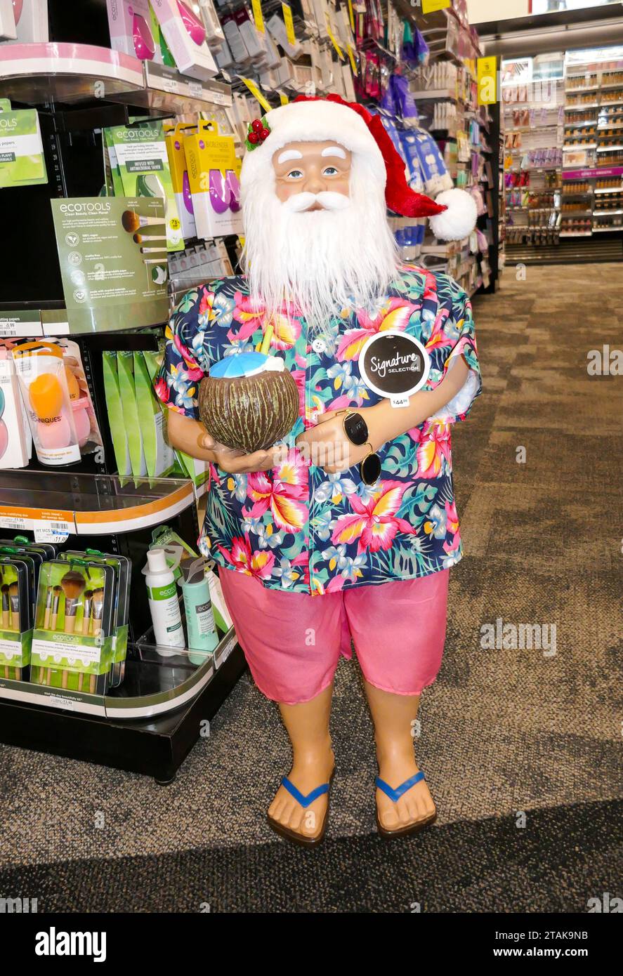 Weihnachtsfiguren zum Verkauf in einer örtlichen Apotheke in Nord-Florida. Der Weihnachtsmann ist bereit für die Party. Stockfoto