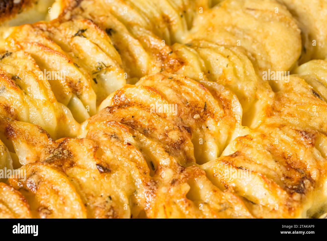 Hausgemachte Hasselback-Kalbskartoffeln in einer Auflaufform Stockfoto