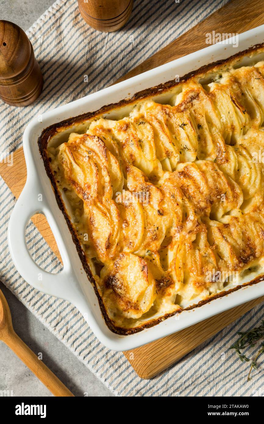 Hausgemachte Hasselback-Kalbskartoffeln in einer Auflaufform Stockfoto