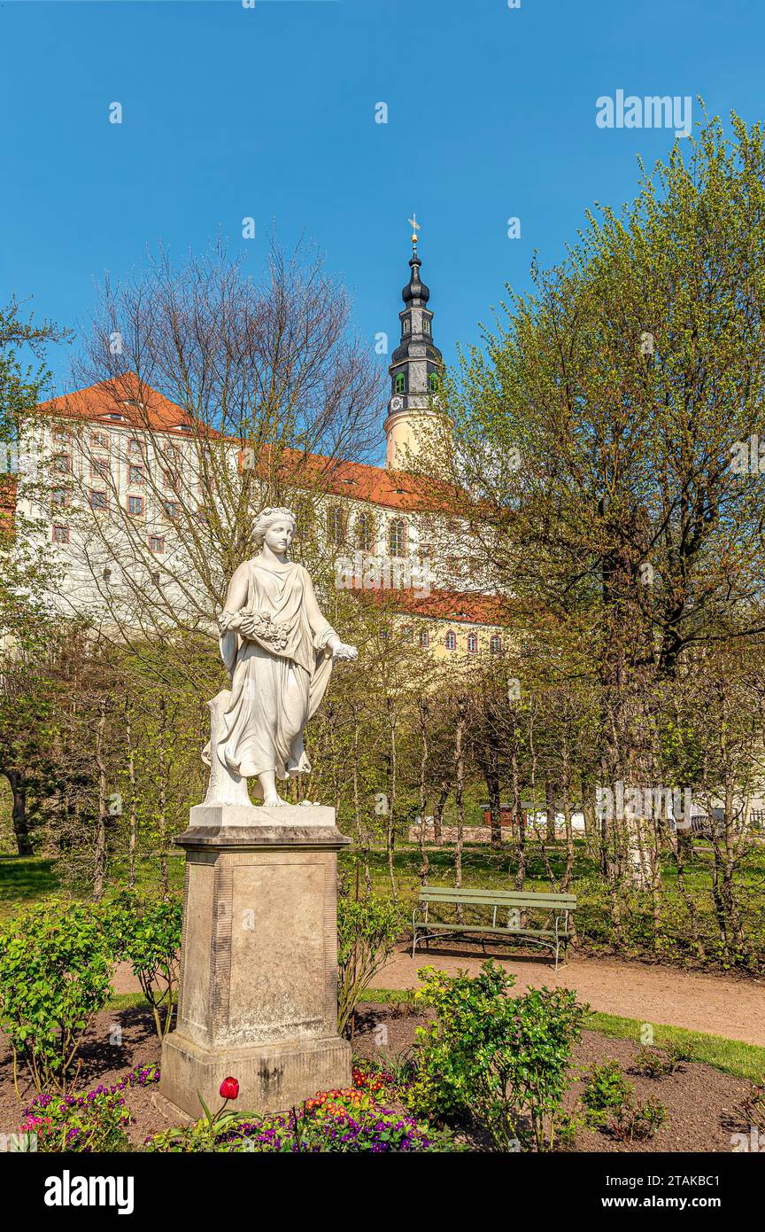 Statue der Flora im Garten des Schlosses Weesenstein im Frühling, Sachsen, Deutschland Stockfoto