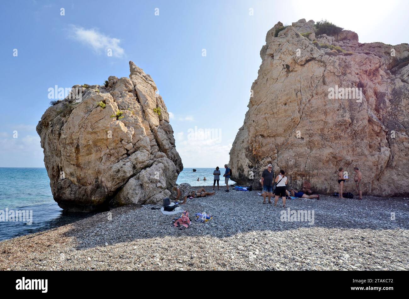 Episkopi, Zypern - 27. September 2023: Unbekannte Menschen am Strand des Felsens von Aphrodite nach der Legende, dem Geburtsort von Aphrodite Stockfoto