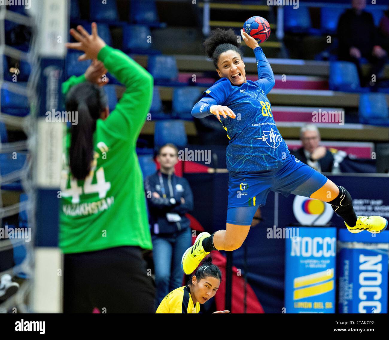 Mariana Costa aus Brasilien während des IHF-Handball-WM-Spiels der Frauen zwischen Kasachstan und Brasilien in der Vorgruppe G in der Arena Nord in Frederikshavn, Dänemark am Freitag, 1. Dezember 2023. (Foto: Henning Bagger/Ritzau Scanpix) Stockfoto