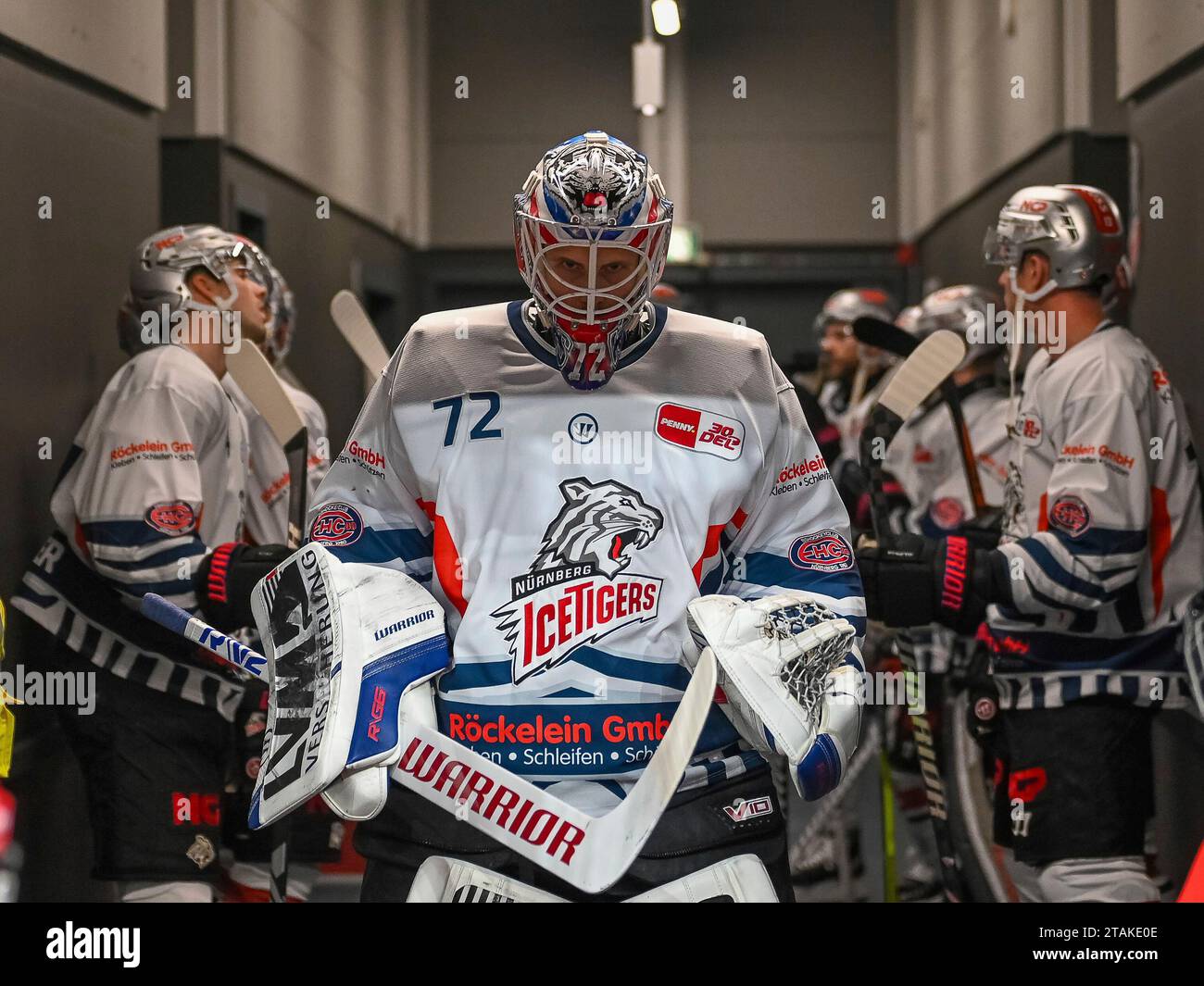 Volle Konzentration bei Leon Hungerecker (Nürnberg Ice Tigers, #72) vor es auf das Eis geht. Duesseldorfer EG vs. Nürnberg Ice Tigers, Eishockey, Penny DEL, 23. Spieltag, Saison 2023/2024, 01.12.2023 Foto: Eibner-Pressefoto/Thomas Haesler Stockfoto